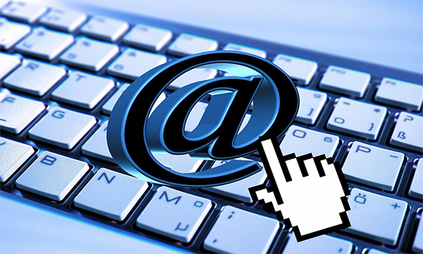 email comunication vs live chat html